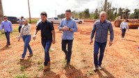 Deputado inspeciona asfaltamento da Rodovia do Boi acompanhado do governador Marcos Rocha